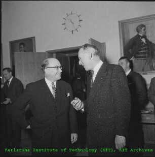 Unterzeichnung des Vertrags zur Gründung und zum Betrieb des Instituts für Transurane (ITU) zwischen der Bundesrepublik Deutschland (BRD)/Gesellschaft für Kernforschung (GfK) und der Europäischen Atomgemeinschaft (EURATOM) im Bürgersaal des Karlsruher Rathauses