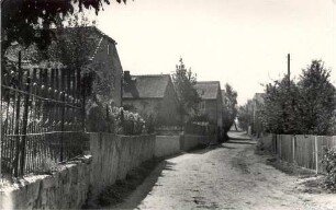 Dorfstraße in Doberschütz bei Niedergurig : Wjesna dróha přez Dobrošicy při Delnjej Hórce