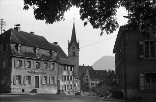 Engen: Gasse und Kirche, obere Straße
