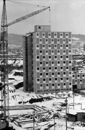 Freiburg: Studentensiedlung, Hochhaus von Westen, von unten, vom anderen Hochhaus