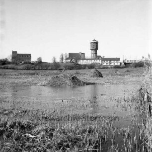 Moorgebiet an der Industriestraße: im Hintergrund der alte Wasserturm, links das Gebäude der Firma Landhandel Ströh GmbH & Co. KG