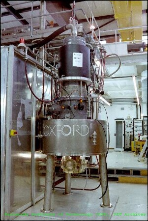 Gyrotron-Prototyp der Firma Thales Electron Devices am Mikrowellen-Teststand in der Versuchshalle des Instituts für Technische Physik (ITP)