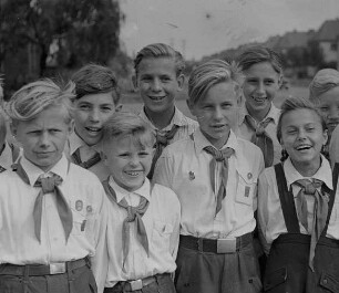 Reportage: VEB Stahl- und Walzwerk Brandenburg : Gruppenfoto der Pioniere