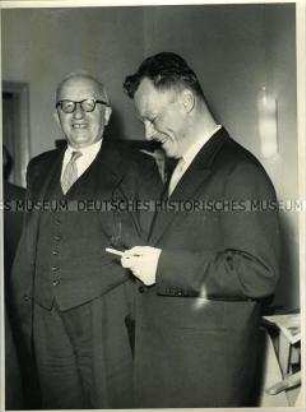 Willy Brandt und Senator Joachim Tiburtius während der Wahl des Regierenden Bürgermeisters