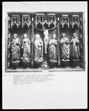 Flügelaltar — Kreuzigungsgruppe flankiert von vier Heiligen