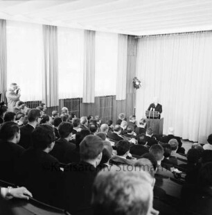 Deutsche Angestellten Akademie (DAA): Ausbildungsstätte des Instituts für Absatzwirtschaft [früher: Groß- und Außenhandel]: Hoisdorfer Landstraße: Besuch des Bundespräsidenten Heinrich Lübke: Rede im Beisein von Vorstandsvorsitzendem der DAA Dittmar, Geschäftsführer Lietz, Bürgervorsteher Christoffer Umlauff, Bürgermeister Herbert Schlömp sowie Studierenden und Gästen im Hörsaal des Akademiegebäudes [ehemaliges Kurhaus des Deutschen Rings]: Blick über die Sitzreihen auf das Podium