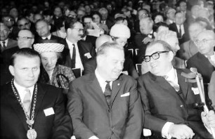 15. Tagung 1965 Physiker: Oberbürgermeister Steurer, A. Goppel, H. Lenz, dahinter Frau Hertz, Gustav Hertz