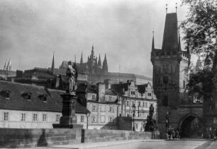 Prag. Blick von der Karlsbrücke mit Kleinseitner Brückenturm (um 1464) gegen Hradschin mit Prager Burg