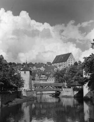 Wolkenbilder. Schwäbisch Hall. Ortsteilansicht mit Sulfer Tor über die Kocher