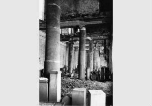 Blick in einen zerstörten Raum in der Nordgalerie des Alten Museums