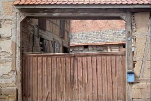 Hofzufahrt mit überdachtem Hoftor