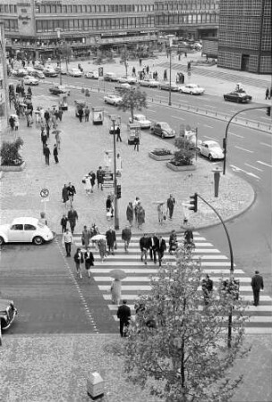 Berlin: Fußgängerverkehr am Breitscheidplatz vom Defaka-Haus