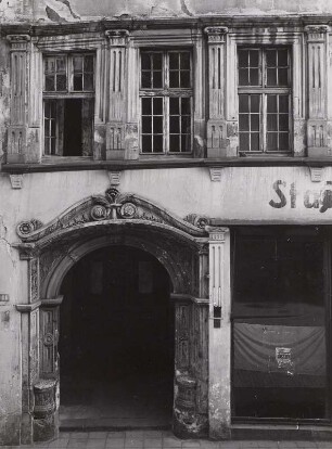 Görlitz, Brüderstraße 1. Wohnhaus mit Laden (bezeichnet 1547; W. Roskopf). Sitznischenportal und Fenster (1. Obergeschoss)