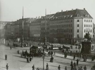 Dresden-Neustadt. Neustädter Markt mit Reiterdenkmal Augusts des Starken. Blick nach Nordost in die Hauptstraße