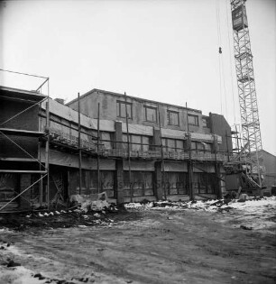 Gemeindeverwaltung: Rathaus: Rohbau mit Gerüsten: rechts Kran: Winter