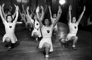 Bukarest: Anef, Hochschule für Leibesübungen, Mädchen bei der Gymnastik