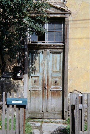 alte Haustür mit Oberlicht