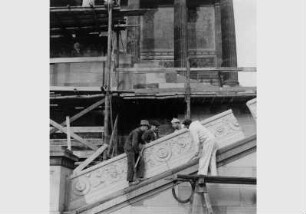 Arbeiter beim Aufbau des Geländers der Freitreppe an der Nationalgalerie