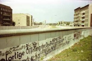 Berlin: Vom Podest auf die Mauer; Richtung Ostbahnhof