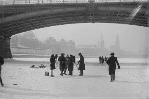 Fotografen auf der zugefrorenen Elbe : Dresden. Fotografen auf der zugefrorenen Elbe bei der Carolabrücke mit Blick auf die Brühlsche Terrasse