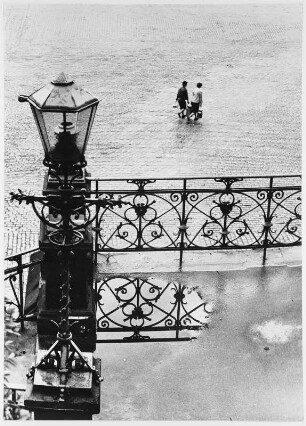 Kölhbrandtreppe : Blick von der Köhlbrandtreppe auf die Carsten-Rehder-Straße in Hamburg-Altona