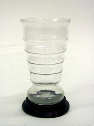 Vase mit gestufter Wandung und schwarzem Sockel