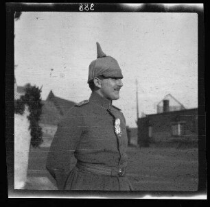 Fresnes-les-Montauban (Dep. Pas-de-Calais, Frankreich): Leutnant Förster mit Auszeichnung (seitliches Brustbild)