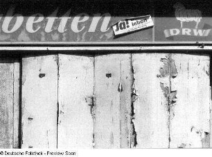 Verbrettertes Schaufenster (Teilansicht) eines geschlossenen Bettengeschäftes. Dresden-Pieschen, Leipziger Straße