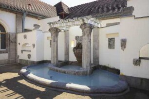 Zierbrunnen mit Meeresgestier und Meeresungeheuer
