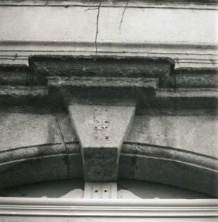 Penig, Pfarrberg 8. Pfarrhof (1701/1800). Hauseingang. Schlussstein mit Gesims