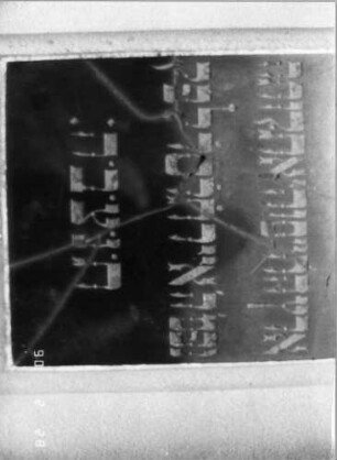 Grabstein 59 (Index: 100114889) Material: Sandstein und polierter Granit Zustand: Textplatte mehrfach zerbrochen, repariert mit kleinem Textverlust Maße HxBxT: 269x70x32 cm Beschreibung: Ädikula mit gestuftem Sockel auf Rustikasockel, überstehender, eingezogener Spitzgiebel mit floralem Dekor, eingesetzte Textplatte: Grabstein 59B