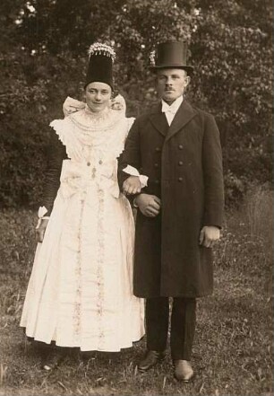 Ostsächsisches Niederungsgebiet. Tracht in der nördlichen Oberlausitz, Gegend zwischen Kamenz - Bautzen - Wittichenau. Brautpaar