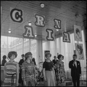 Schaufrisieren im Café Moskau, Bild 2, März 1972. SW-Foto © Kurt Schwarz.