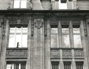 Leipzig-Zentrum, Thomaskirchhof 20/Ecke Dittrichring. Bankgebäude (um 1905). Fenster (3. OG).