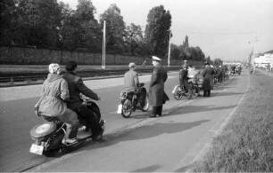 Motorradkontrolle durch die Karlsruher Verkehrspolizei in der Haid-und-Neu-Straße.