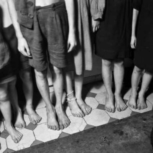 Flüchtlingskinder 1945 - Refugee children 1945 : Kinderfüße