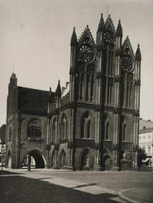 Kaiser- und Hansestadt Tangermünde. Ansicht der spätgotischen Hauptfassade des Rathauses