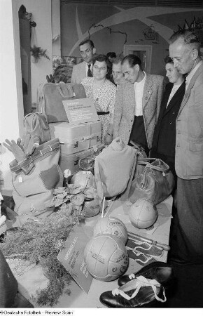 Argentinische Exponate auf Leipziger Herbstmesse 1954, darunter Koffer, Taschen, Handschuhe, Schuhe, Fußbälle, Rugbyball