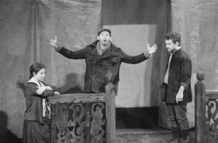 Szenenbilder aus "Avantgarde", Schauspiel von Valentin Katajew mit Musik von Friedrich Goldmann (Regie: Fritz Marquardt). Volksbühne Berlin, September 1970 (DDR-Erstaufführung 27. September 1970) : Mit Gisela Morgen, Michael Narloch, Harry Merkel, Harald Engelmann, Winfried Wagner, Ursula Karusseit, Hilmar Thate, Rolf Ludwig, Wolfgang Greese, Günter Junghans, Dieter Montag, Carmen-Maja Antoni, Wilfried Ortmann, Carl-Hermann Risse, Wolfgang Lohse, Steffie Spira, Egon Geißler, Bodo Krämer, Albert Garbe, Helmut Straßburger, Hans-Joachim Martens, Wolfgang Sasse