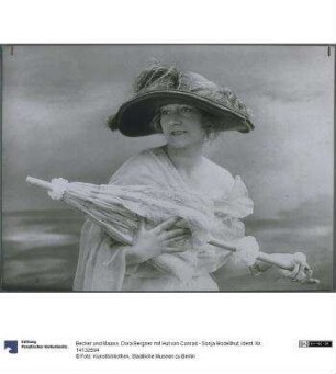 Dora Bergner mit Hut von Conrad - Sonja Modellhut