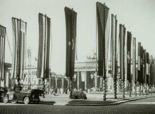 Berlin Olympische Sommerspiele 1936, Pariser Platz mit Flaggen der teilnehmenden Nationen