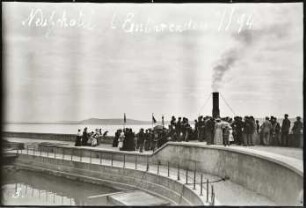 Neuchâtel, Menschen am Schiffsanleger am Neuenburger See