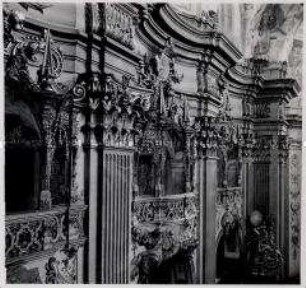 Melk, Benediktinerkloster Stift Melk, Nördliche Seitenemporen, Pilaster und Gesimse vom Orgelchor aus