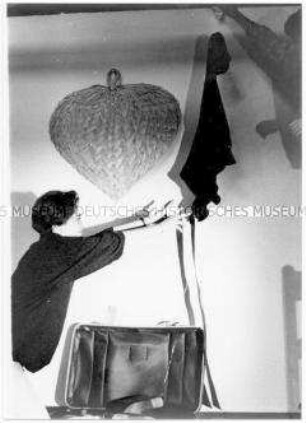 Junge Frau beim Auspacken eines Koffers (Sonderthema: Traum-Bilder)