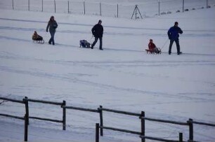 Kinder rodeln im Harz : Unterharzgebiet, Kurort Friedrichsbrunn, Urlauber im Tiefschnee, aufgenommen 2006