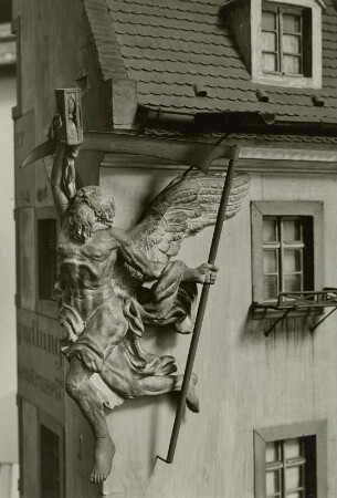 Chronos am Modell des Brauerschen Hauses an der Augustusbrücke in Dresden-Neustadt