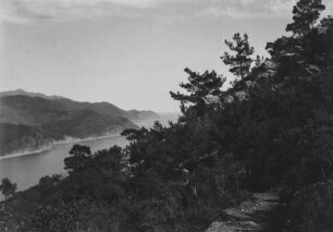 Talblick : Blick in ein Tal auf eine Bucht