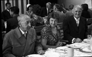 Nobelpreisträgertagung 1960 Mediziner; Bayrisches Frühstück am Tisch: Karl Georg v. Hevesy, Frau ?, Gerhard Domagk