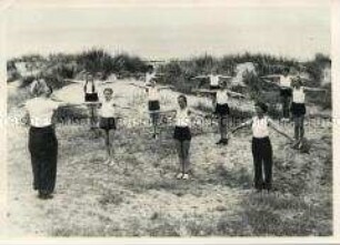 Mädchen beim Frühsport am Strand