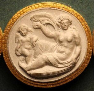 Venus (Aphrodite) liegt auf einem Bett mit Cupido (Daktyliothek, Supplement)